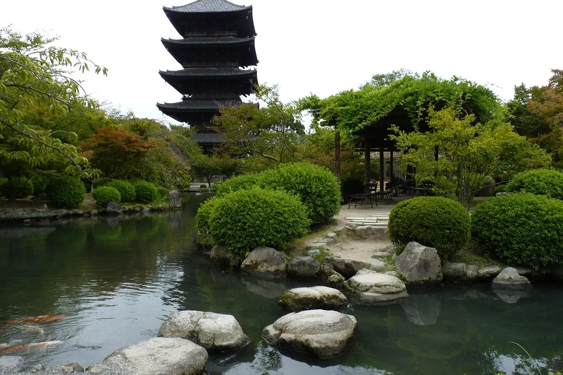 五重塔のある静かな日本庭園