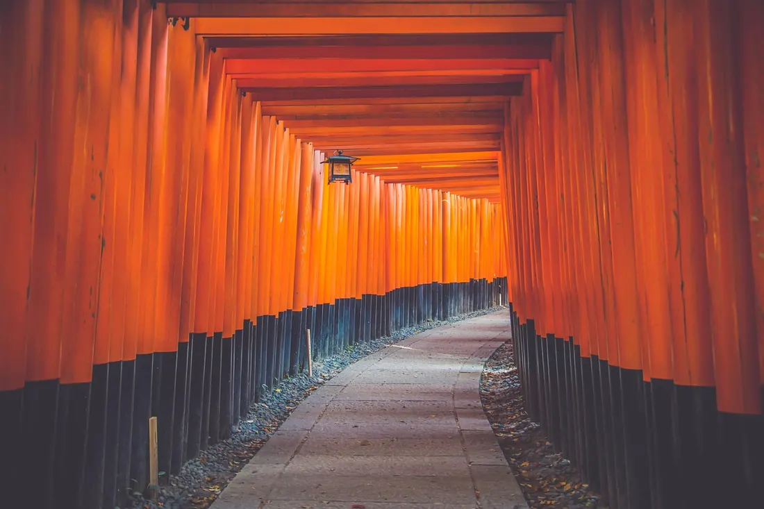 連なる朱色の鳥居の参道